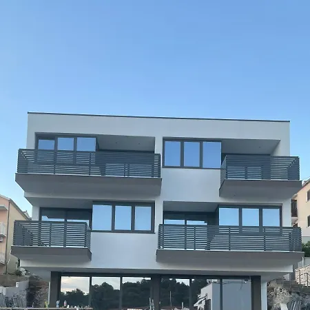 Sandi Hvar *