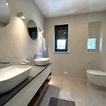 Sandi Hvar *
