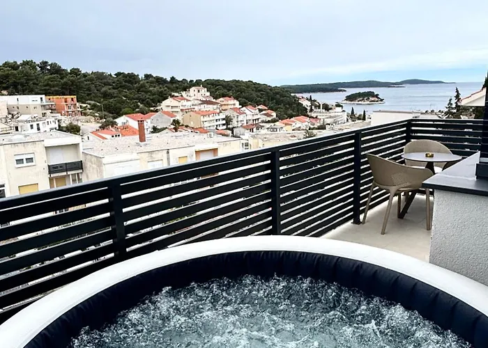Sandi Hvar